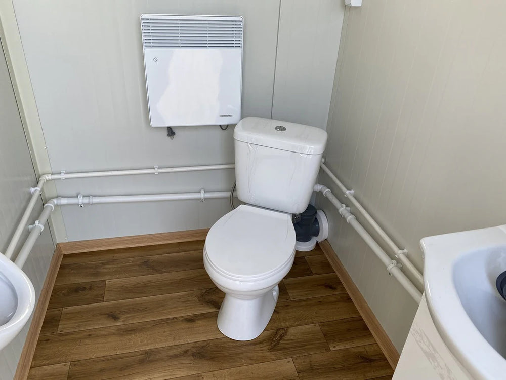 Doppelter sanitärcontainer mit weissem abfalltank