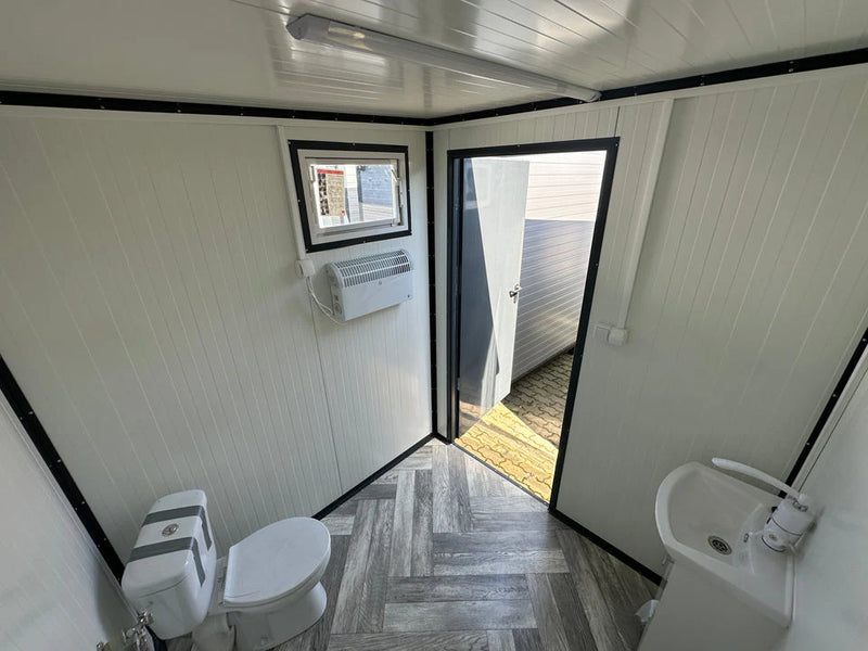 Sanitärcontainer 2,00 x 2,00 m mit toilette und urinar